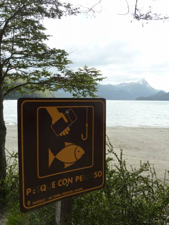 A pescaria é muito popular nos lagos da Ruta de Los 7 Lagos (lago Espejo, próximo à Villa La Angostura, na Argentina)